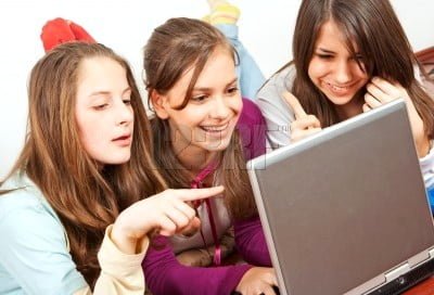 imagenes de adolescentes frente a la computadora