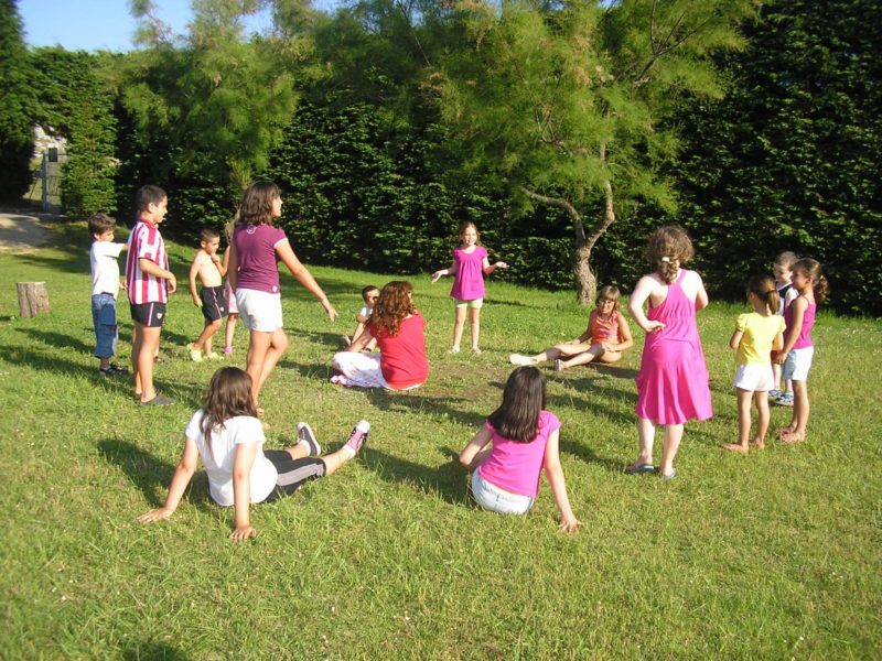 niños jugando al aire libre