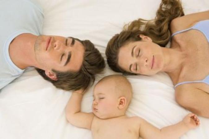 niño durmiendo con los padres