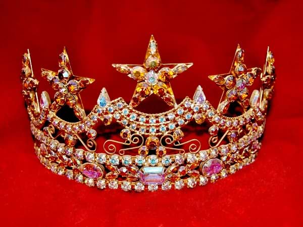 Corona reluciente de la reina
