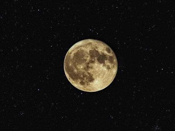 Noche estrellada con luna llena