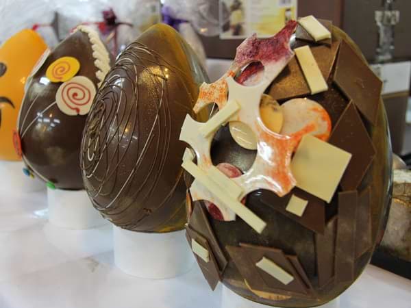 Huevos de Pascua de chocolate decorados