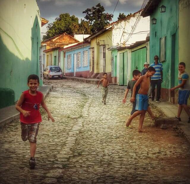 Niños cubanos jugando en la calle