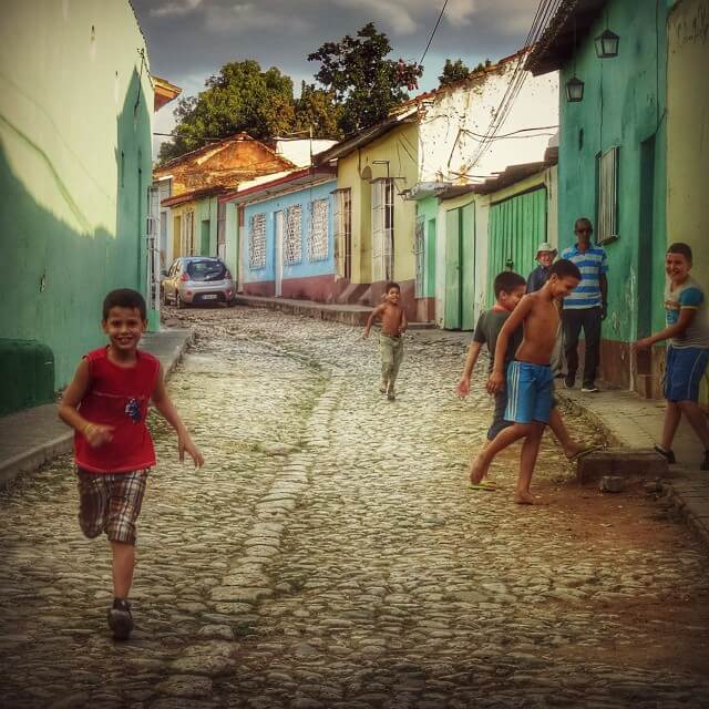 Lucha por los derechos de Alto Songo. Niños cubanos jugando en la calle