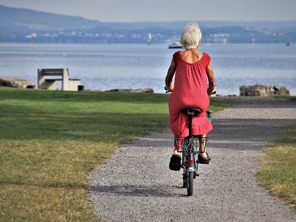 Andar en bicicleta mujer mayor