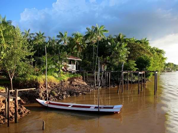 Canoa en la orilla del Amazonas