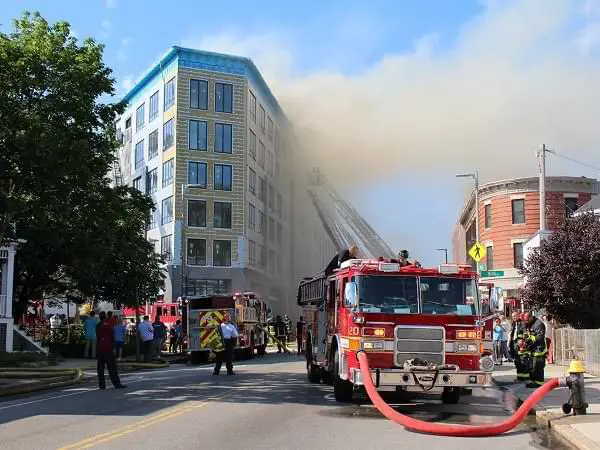 Bomberos apagando fuego en un edificio