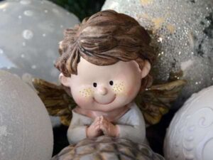 El ángel de la Navidad 👼 Un ser que Dios envió a ese lugar para brindar a un niño un regalo en la Nochebuena.