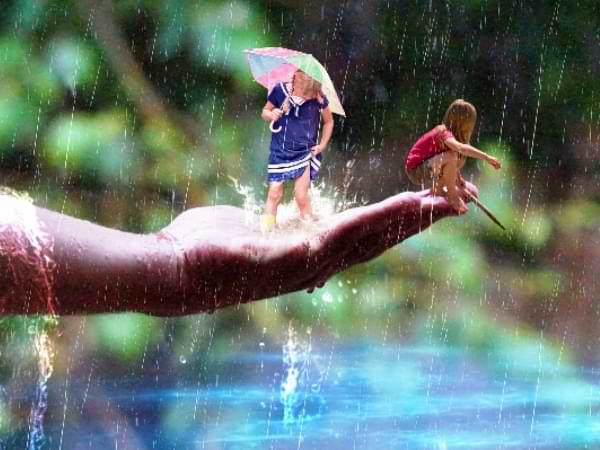 Niños jugando en la lluvia - Lluvia te necesitamos