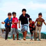 Niños jugando a las canicas en Guayaquil - Nuestra manera de ser felices - Cuento