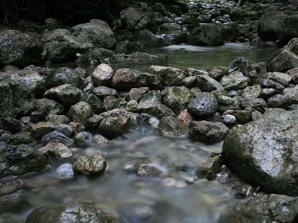 Pozo de agua con piedras