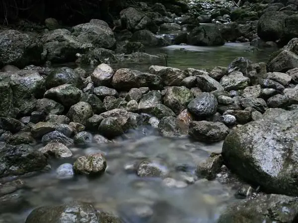 Pozo de agua con piedras